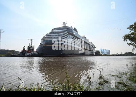 Meyer Werft überführt neues Kreuzfahrtschiff Disney Treasure der neuste Ozeanriese der Werft, die ÂDisney TreasureÂ, wird seit dem Mittag von Papenburg zur Nordseeüberfühtz. Zahlreiche Schaulustige begleitet das Spektakel.. Papenburg Niedersachsen Deutschland *** Meyer Werft überträgt neues Kreuzfahrtschiff Disney Treasure die Werften neuestes Ozeanschiff, die Disney Treasure, wird seit Mittag von Papenburg in die Nordsee überführt zahlreiche Zuschauer begleiten das Spektakel Papenburg Niedersachsen Deutschland Copyright: Xdiebildwerftx Stockfoto