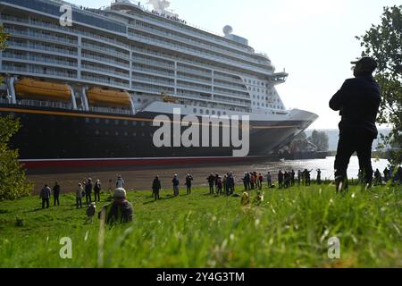 Meyer Werft überführt neues Kreuzfahrtschiff Disney Treasure der neuste Ozeanriese der Werft, die ÂDisney TreasureÂ, wird seit dem Mittag von Papenburg zur Nordseeüberfühtz. Zahlreiche Schaulustige begleitet das Spektakel.. Papenburg Niedersachsen Deutschland *** Meyer Werft überträgt neues Kreuzfahrtschiff Disney Treasure die Werften neuestes Ozeanschiff, die Disney Treasure, wird seit Mittag von Papenburg in die Nordsee überführt zahlreiche Zuschauer begleiten das Spektakel Papenburg Niedersachsen Deutschland Copyright: Xdiebildwerftx Stockfoto