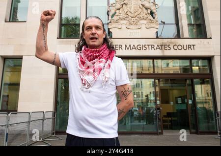 London, England, Großbritannien. September 2024. RICHARD BARNARD, Mitbegründer von Palestine Action, verlässt den Westminster Magistrates' Court nach seiner Verhandlung zu terroristischen Anschuldigungen im Zusammenhang mit Protesten in Manchester und Bradford im Oktober 2023. (Kreditbild: © Thomas Krych/ZUMA Press Wire) NUR REDAKTIONELLE VERWENDUNG! Nicht für kommerzielle ZWECKE! Stockfoto