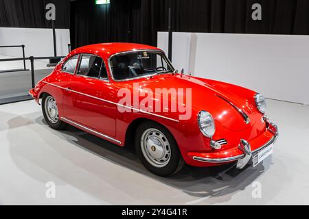 Porsche 356 (1948) klassischer Sportwagen auf dem Genfer Automobilsalon. Genf, Schweiz - 26. Februar 2024 Stockfoto