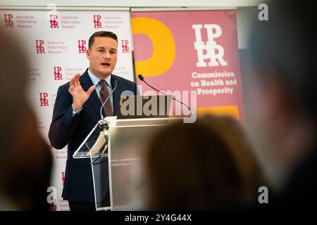 Gesundheitsminister Wes Streeting hält eine Rede auf einer Veranstaltung des Institute for Public Policy im Aldersgate Room, Central Hall Westminster, London. Die IPPR richtet die Veranstaltung aus, um den Abschluss ihrer parteiübergreifenden Kommission für Gesundheit und Wohlstand zu feiern. Bilddatum: Mittwoch, 18. September 2024. Stockfoto