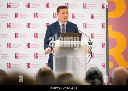 Gesundheitsminister Wes Streeting hält eine Rede auf einer Veranstaltung des Institute for Public Policy im Aldersgate Room, Central Hall Westminster, London. Die IPPR richtet die Veranstaltung aus, um den Abschluss ihrer parteiübergreifenden Kommission für Gesundheit und Wohlstand zu feiern. Bilddatum: Mittwoch, 18. September 2024. Stockfoto