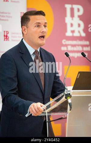 Gesundheitsminister Wes Streeting hält eine Rede auf einer Veranstaltung des Institute for Public Policy im Aldersgate Room, Central Hall Westminster, London. Die IPPR richtet die Veranstaltung aus, um den Abschluss ihrer parteiübergreifenden Kommission für Gesundheit und Wohlstand zu feiern. Bilddatum: Mittwoch, 18. September 2024. Stockfoto