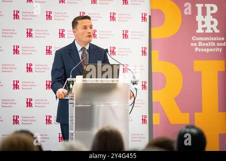 Gesundheitsminister Wes Streeting hält eine Rede auf einer Veranstaltung des Institute for Public Policy im Aldersgate Room, Central Hall Westminster, London. Die IPPR richtet die Veranstaltung aus, um den Abschluss ihrer parteiübergreifenden Kommission für Gesundheit und Wohlstand zu feiern. Bilddatum: Mittwoch, 18. September 2024. Stockfoto