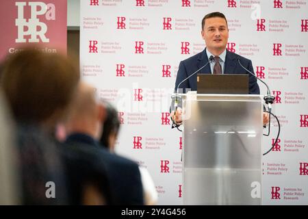 Gesundheitsminister Wes Streeting hält eine Rede auf einer Veranstaltung des Institute for Public Policy im Aldersgate Room, Central Hall Westminster, London. Die IPPR richtet die Veranstaltung aus, um den Abschluss ihrer parteiübergreifenden Kommission für Gesundheit und Wohlstand zu feiern. Bilddatum: Mittwoch, 18. September 2024. Stockfoto