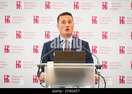 Gesundheitsminister Wes Streeting hält eine Rede auf einer Veranstaltung des Institute for Public Policy im Aldersgate Room, Central Hall Westminster, London. Die IPPR richtet die Veranstaltung aus, um den Abschluss ihrer parteiübergreifenden Kommission für Gesundheit und Wohlstand zu feiern. Bilddatum: Mittwoch, 18. September 2024. Stockfoto