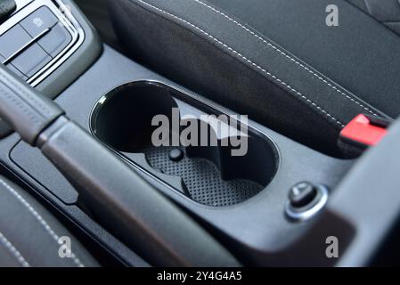Getränkehalter an der Konsole im Auto. Teil des Innenraums des Autos Stockfoto