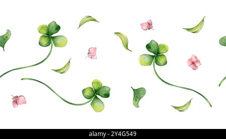 Kleeblätter und rosa Blumen Aquarellillustration auf nahtloser Grenze isoliert. Gemalt Lucky Four Leaves. Shamrock Hand gezeichnet wiederholt Stockfoto