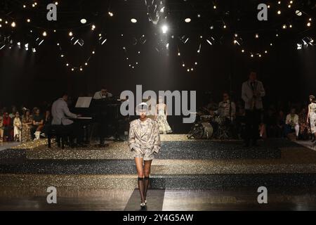 Mailand, Italien. September 2024. Models präsentieren Kreationen von Antonio Marras Frühjahr/Sommer 2025-Kollektionen während der Mailänder Fashion Week am 18. September 2024 in Mailand. Quelle: Li Jing/Xinhua/Alamy Live News Stockfoto