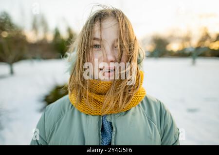 Entzückendes junges Mädchen, das Spaß am Wintertag hat. Süßes Kind, das im Schnee spielt. Lustige Winteraktivitäten für Familie mit Kindern. Stockfoto