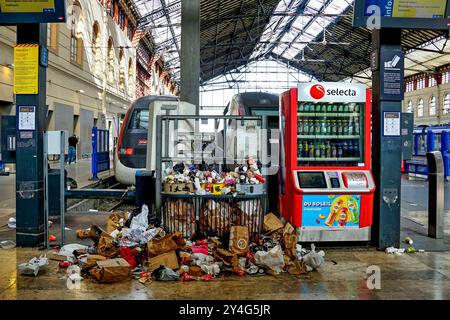 Überfüllte Mülleimer im Bahnhof Marseille 20240916cd180 SNCF Bahnhof Marseille Gare de Marseille-Saint-Charles Abfall, Abfalleimer, Bahnreisende, Chaos, Dreck, Entsorgung, Geruch, Hygiene, Hygieneproblem, Innenstadt, Menschenmengen, Müll, Müllberge, Müllentsorgung, Müllproblem, Mülltrennung, Passanten, Plastik, Plastikmüll, Recycling, Sauberkeit, Stadtbild, überfüllt, Umgebung, Unordnung, Urban, Verfall, Verschmutzung, Vandalismus, Wartebereich, Wartende, Züge, Zustände Marseille Provence-Alpes-Cote d Azur Frankreich *** überlaufender Abfallbehälter am Bahnhof Marseille 20240916cd180 SN Stockfoto