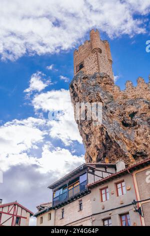 Frías, Spanien. August 2024. Beeindruckender Blick auf einen Verteidigungsturm, der über den traditionellen Gebäuden der Stadt hängt Stockfoto