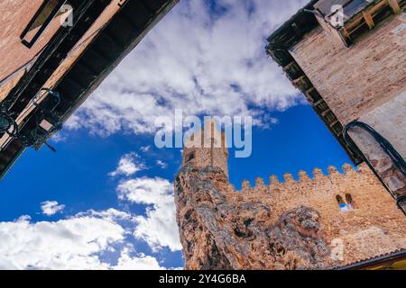 Frías, Spanien. August 2024. Beeindruckender Blick auf einen Verteidigungsturm, der über den traditionellen Gebäuden der Stadt hängt Stockfoto