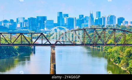 Luftaufnahme auf die Nashville Truss Bridge und Skyline um 12:00 Uhr Stockfoto