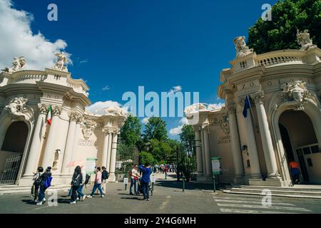 Rom, Italien - 25. April 2024, Eintritt zum Bioparco di Roma, dem ältesten Zoo Italiens. Hochwertige Fotos Stockfoto