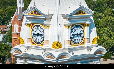 Luftbild des historischen Uhrenturms und der Kirche in Kleinstadt Stockfoto