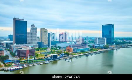 Skyline von Toledo Ohio mit Uferpromenade und Parks Stockfoto