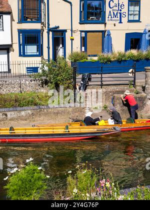 Muslimische Touristen auf einem Punt, Great Stour, Canterbury, Kent, England, GROSSBRITANNIEN, GB. Stockfoto