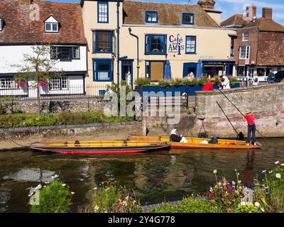 Muslimische Touristen auf einem Punt, Great Stour, Canterbury, Kent, England, GROSSBRITANNIEN, GB. Stockfoto