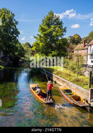 Muslimische Touristen auf einem Punt, Great Stour, Canterbury, Kent, England, GROSSBRITANNIEN, GB. Stockfoto