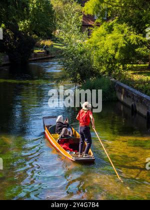 Muslimische Touristen auf einem Punt, Great Stour, Canterbury, Kent, England, GROSSBRITANNIEN, GB. Stockfoto