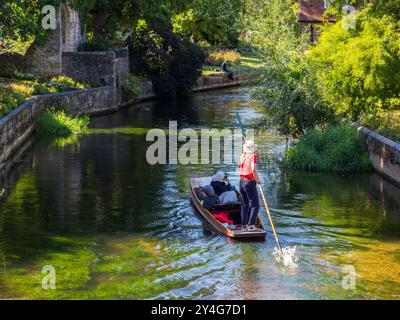 Muslimische Touristen auf einem Punt, Great Stour, Canterbury, Kent, England, GROSSBRITANNIEN, GB. Stockfoto