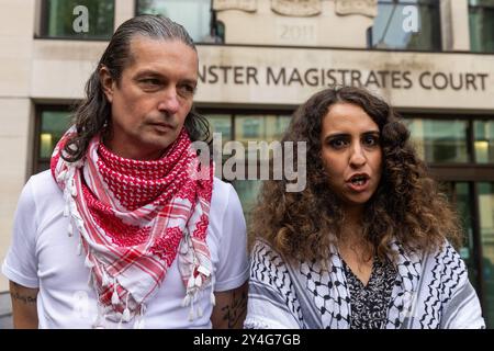 London, Großbritannien. September 2024. Die Mitbegründer von Palestine Action Richard Barnard (l) und Huda Ammori (r) sind vor dem Westminster Magistrates Court nach einer Klageverhandlung mit Richard Barnard abgebildet. Die Anhörung bezog sich auf Anschuldigungen nach s44 Serious Crime Act 2007 und s12 (1A) des Terrorismusgesetzes 2000 im Zusammenhang mit Reden Barnards bei Protesten in Manchester und Bradford im Oktober 2023. Palestine Action ist eine pro-palästinensische Protestgruppe, die direkte Aktionstaktiken nutzt, um Standorte zu stören und zu schließen, von denen angenommen wird, dass sie mit Waffenherstellern in Verbindung stehen, die liefern Stockfoto