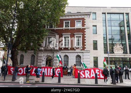 London, Großbritannien. September 2024. Unterstützer der Palästinensischen Aktion, eine pro-palästinensische Protestgruppe, die direkte Aktionstaktiken nutzt, um Standorte zu stören und zu schließen, von denen angenommen wird, dass sie mit Waffenherstellern in Verbindung stehen, die Waffen an Israel liefern, kommen anlässlich einer Klageverhandlung vor dem Westminster Magistrates Court zusammen, an der der Mitbegründer der Gruppe Richard Barnard beteiligt war. Die Anhörung bezieht sich auf Anschuldigungen nach s44 Serious Crime Act 2007 und s12 (1A) des Terrorismusgesetzes 2000 im Zusammenhang mit Reden von Barnard bei Protesten in Manchester und Bradford im Oktober 2023. Quelle: Mark Kerri Stockfoto