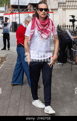 London, Großbritannien. September 2024. Richard Barnard, Mitbegründer von Palestine Action, kommt zum Westminster Magistrates Court, um an einer Klageverhandlung teilzunehmen. Die Anhörung bezieht sich auf Anschuldigungen nach s44 Serious Crime Act 2007 und s12 (1A) des Terrorismusgesetzes 2000 im Zusammenhang mit Reden von Barnard bei Protesten in Manchester und Bradford im Oktober 2023. Palestine Action ist eine pro-palästinensische Protestgruppe, die direkte Aktionstaktiken nutzt, um Standorte zu stören und zu schließen, von denen angenommen wird, dass sie mit Waffenherstellern in Verbindung stehen, die Waffen an Israel liefern. Quelle: Mark Kerrison/Alamy Live News Stockfoto