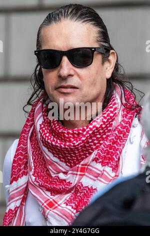 London, Großbritannien. September 2024. Richard Barnard, Mitbegründer von Palestine Action, kommt zum Westminster Magistrates Court, um an einer Klageverhandlung teilzunehmen. Die Anhörung bezieht sich auf Anschuldigungen nach s44 Serious Crime Act 2007 und s12 (1A) des Terrorismusgesetzes 2000 im Zusammenhang mit Reden von Barnard bei Protesten in Manchester und Bradford im Oktober 2023. Palestine Action ist eine pro-palästinensische Protestgruppe, die direkte Aktionstaktiken nutzt, um Standorte zu stören und zu schließen, von denen angenommen wird, dass sie mit Waffenherstellern in Verbindung stehen, die Waffen an Israel liefern. Quelle: Mark Kerrison/Alamy Live News Stockfoto