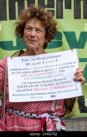 London, Großbritannien. September 2024. Yael Kahn protestiert mit einem Schild vor dem Westminster Magistrates Court anlässlich einer Klageverhandlung, an der Richard Barnard, der Mitbegründer von Palestine Action, beteiligt war. Die Anhörung bezieht sich auf Anschuldigungen nach s44 Serious Crime Act 2007 und s12 (1A) des Terrorismusgesetzes 2000 im Zusammenhang mit Reden von Barnard bei Protesten in Manchester und Bradford im Oktober 2023. Palestine Action ist eine pro-palästinensische Protestgruppe, die direkte Aktionstaktiken nutzt, um Standorte zu stören und zu schließen, von denen angenommen wird, dass sie mit Waffenherstellern in Verbindung stehen, die Waffen liefern Stockfoto