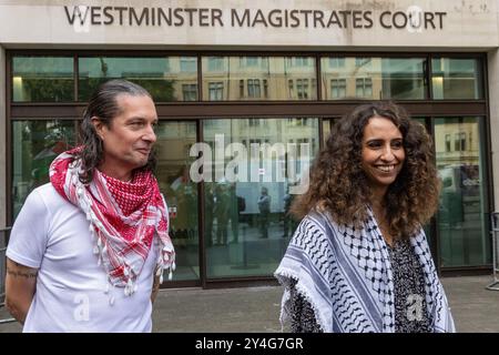 London, Großbritannien. September 2024. Die Mitbegründer von Palestine Action Richard Barnard (l) und Huda Ammori (r) sind vor dem Westminster Magistrates Court nach einer Klageverhandlung mit Richard Barnard abgebildet. Die Anhörung bezog sich auf Anschuldigungen nach s44 Serious Crime Act 2007 und s12 (1A) des Terrorismusgesetzes 2000 im Zusammenhang mit Reden Barnards bei Protesten in Manchester und Bradford im Oktober 2023. Palestine Action ist eine pro-palästinensische Protestgruppe, die direkte Aktionstaktiken nutzt, um Standorte zu stören und zu schließen, von denen angenommen wird, dass sie mit Waffenherstellern in Verbindung stehen, die liefern Stockfoto