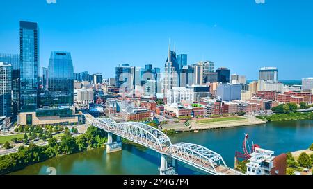 Skyline von Nashville aus der Vogelperspektive mit Fluss und Brücke bei Tageslicht Stockfoto