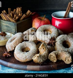 Frisch zubereitete Chia-Obstgarten-Donuts mit Zimtzucker bestäubt. Stockfoto