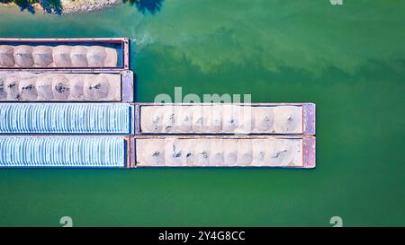 Von oben nach unten auf Barges mit Sand auf Green River Stockfoto