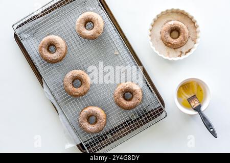 Frisch zubereitete Donuts mit einer Schüssel Zimtzucker zum Dippen Stockfoto