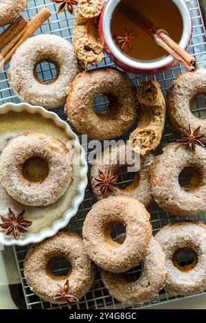 Hausgemachte Donuts, garniert mit Zimtzucker und serviert mit heißem Apfelwein. Stockfoto