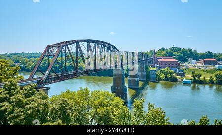 Luftaufnahme der Rosted Railway Bridge over River in Nashville Industrial Heritage Stockfoto