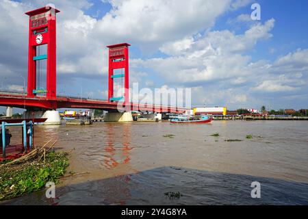 Jembatan Ampera Bridge, Musi River, Palembang, Süd-Sumatera, Indonesien Stockfoto