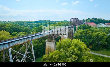 Aus der Vogelperspektive der Historic Railway Bridge über die üppige Landschaft von Tennessee Stockfoto