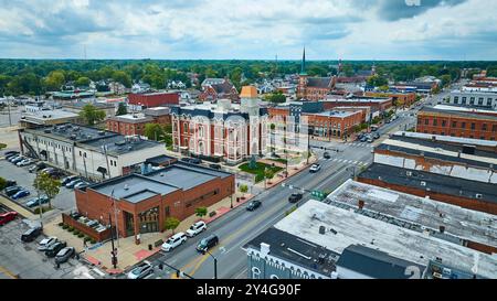 Blick aus der Vogelperspektive auf das historische Gerichtsgebäude und die Innenstadt in Defiance Ohio Stockfoto