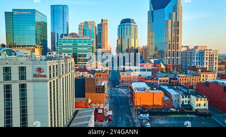 Skyline von Downtown Nashville in der Golden Hour vom High Vantage Point aus Stockfoto