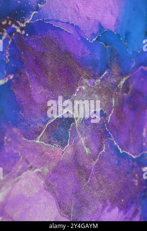 Lebendiges abstraktes Aquarelldesign mit wirbelnden Formen und Farben in violetten, blauen und grünen Tönen auf strukturiertem Hintergrund Stockfoto