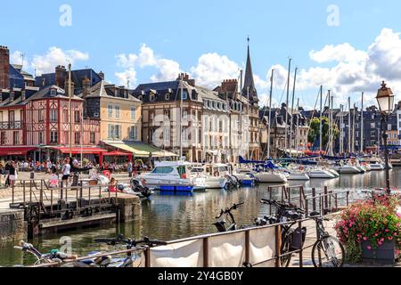 HONFLEUR, FRANKREICH - 1. SEPTEMBER 2019: Dies ist ein Blick auf den alten Saint-Etienne Quay mit seinen Yachtpiers. Stockfoto