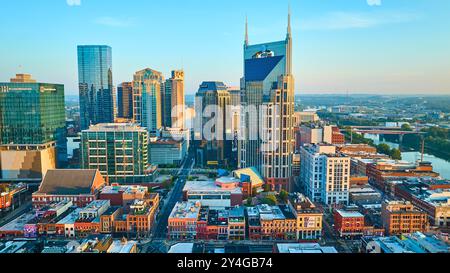 Blick aus der Vogelperspektive auf die Skyline von Nashville mit Ryman Auditorium und ATT Building Stockfoto