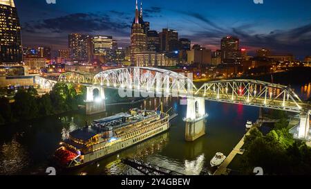 Blick aus der Vogelperspektive auf die Skyline von Nashville mit John Seigenthaler Bridge und Flussboot Stockfoto