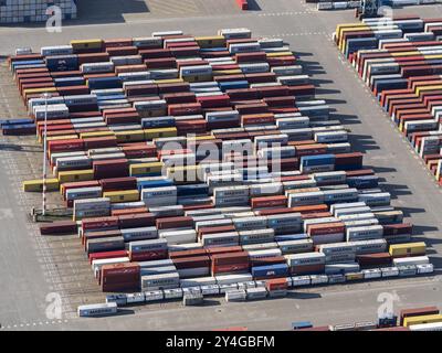 Im Rotterdamer Hafen Maasvlakte stehen Hunderte von bunten Containern zum Umschlag an. Die Behälter von Maersk, Hamburger Sud, APL, APM stehen in einem schönen Muster und geben viel Farbe. niederlande aus - belgien aus Stockfoto