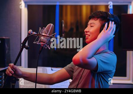 Aufnehmen von Musik mit Mikrofon in Studio-Einstellung Stockfoto