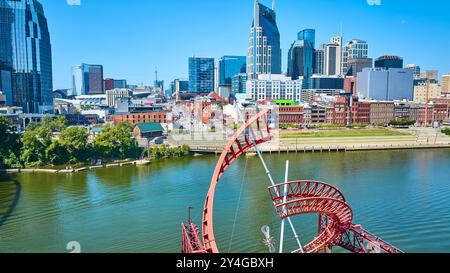 Blick aus der Vogelperspektive auf die Skyline von Nashville mit Fluss und Skulptur Stockfoto