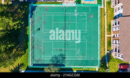 Von oben nach unten Blick auf den Community Tennis Court in einem Wohnviertel von Toledo Stockfoto